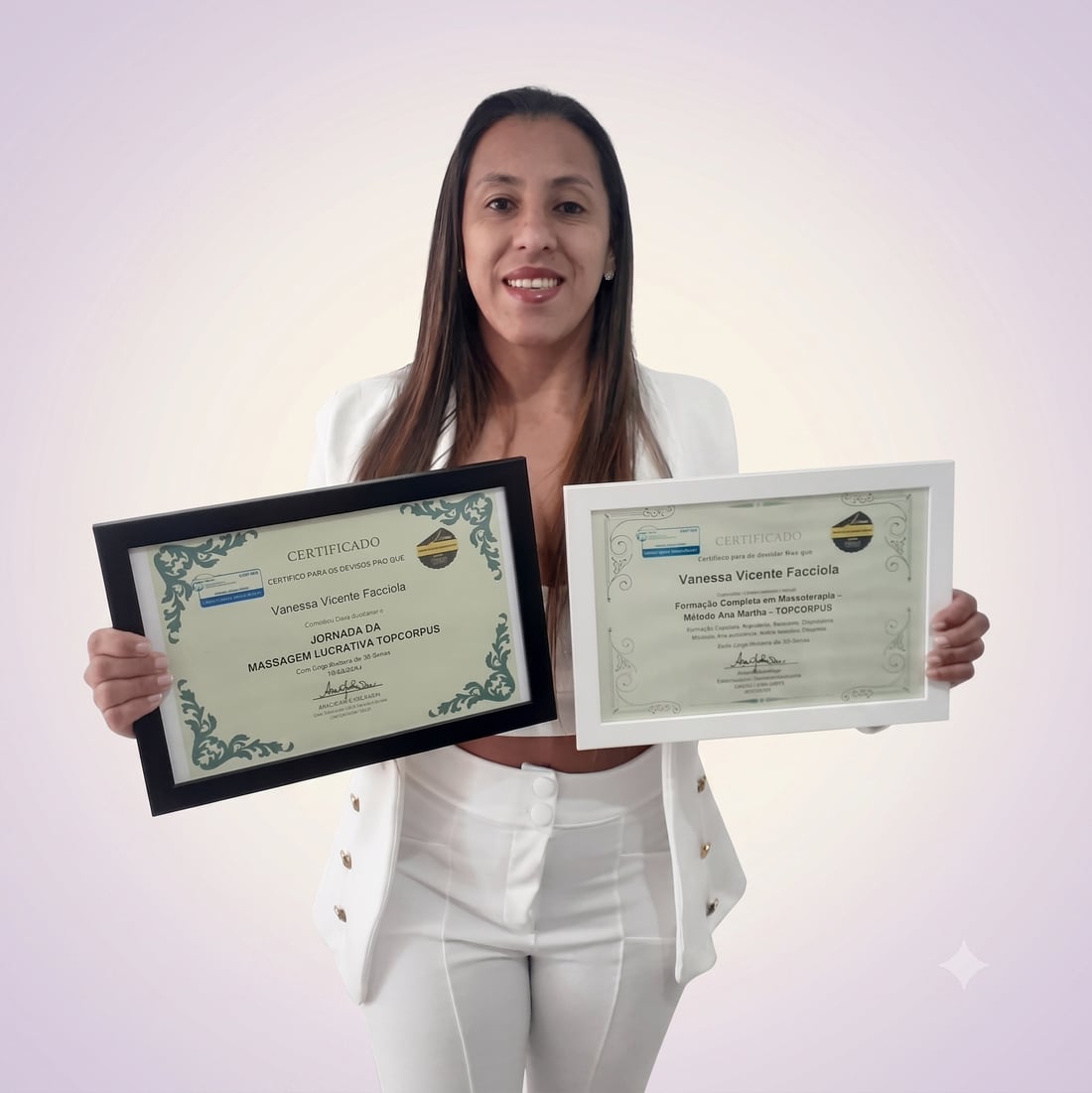 Vanessa Facciola, com seus certificados de formação em massoterapia
